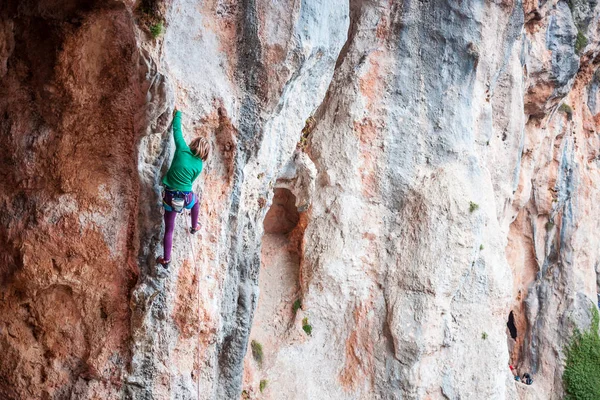 Un escalador en una roca . — Foto de Stock