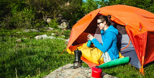 Acampar en las montañas. — Foto de Stock