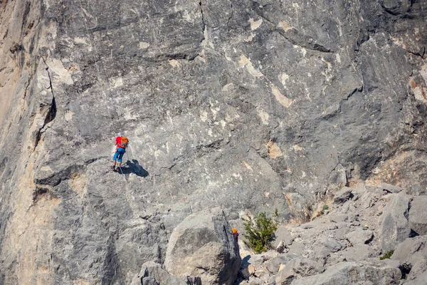 O alpinista está pendurado numa corda. . — Fotografia de Stock