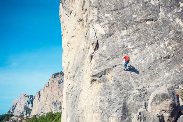 El escalador está colgado de una cuerda. . —  Fotos de Stock