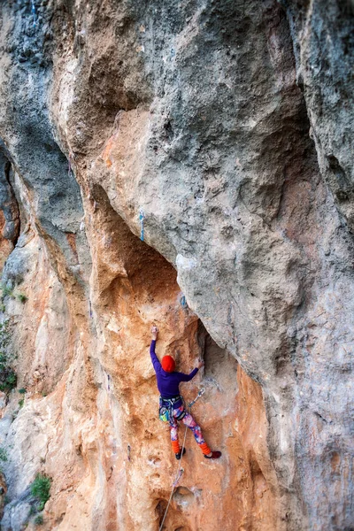 Um alpinista numa rocha . — Fotografia de Stock