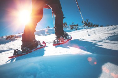 Kar ayakkabılarını adam.