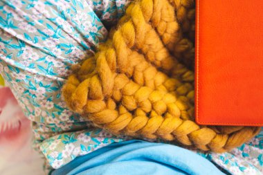 Bir kitap ve örme şapka.