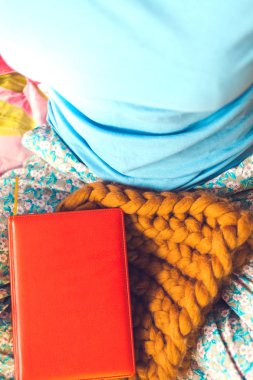 Bir kitap ve örme şapka.