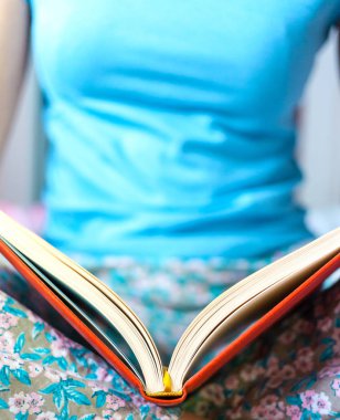 bir kız bir kitap okuma.