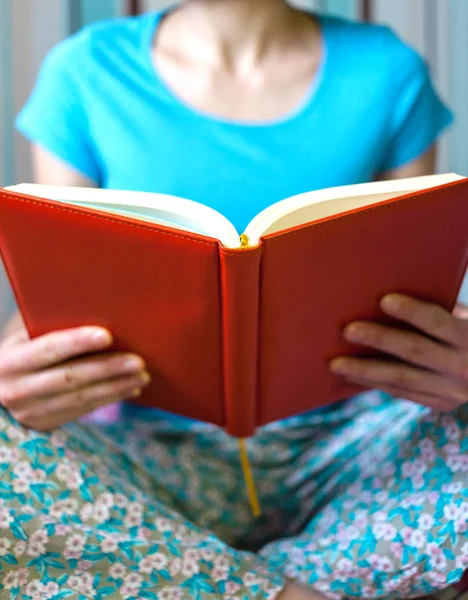 bir kız bir kitap okuma.