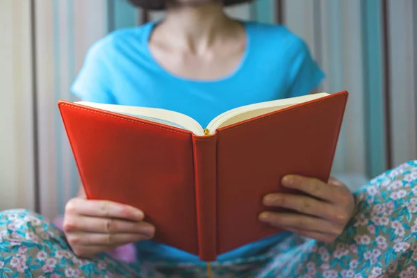 Девушка читает книгу . — стоковое фото