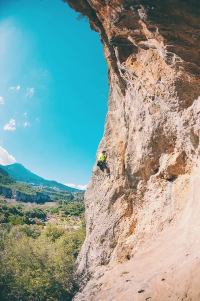 Un hombre sube a la roca . — Foto de Stock