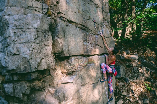 Kız tırmanıcı bir kayanın üzerinde. — Stok fotoğraf