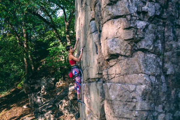 Escalador menina em uma rocha . — Fotografia de Stock