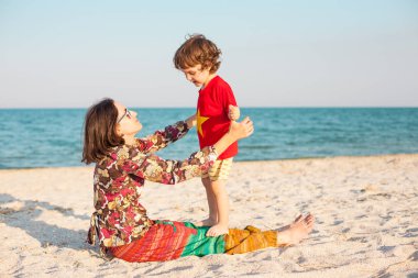 Annenin bebeği ile sahilde çalış..