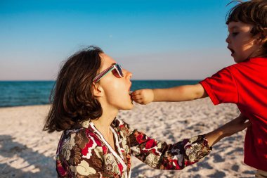 Bir çocuk annesi beslemeleri.