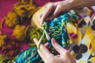 Kadın dokuma kumaşlar.