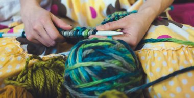 Kadın dokuma kumaşlar.