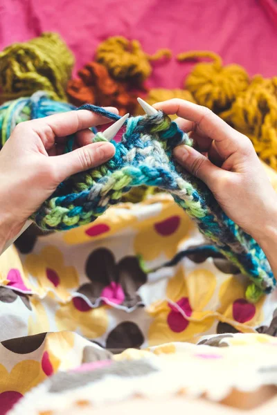 Die Frau strickt. — Stockfoto