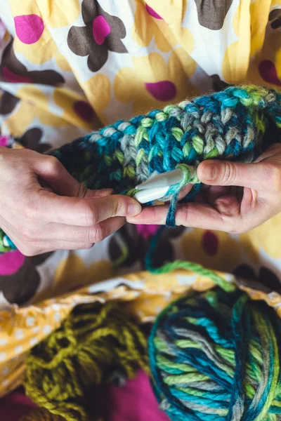 A mulher tricota . — Fotografia de Stock