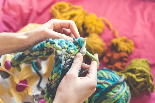 Die Frau strickt. — Stockfoto