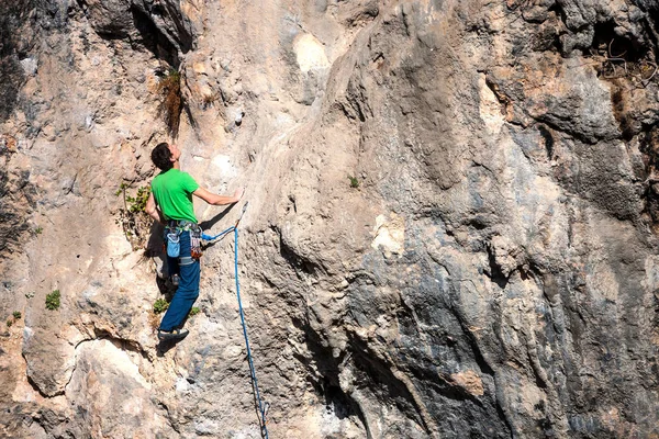 Un homme grimpe le rocher . — Photo