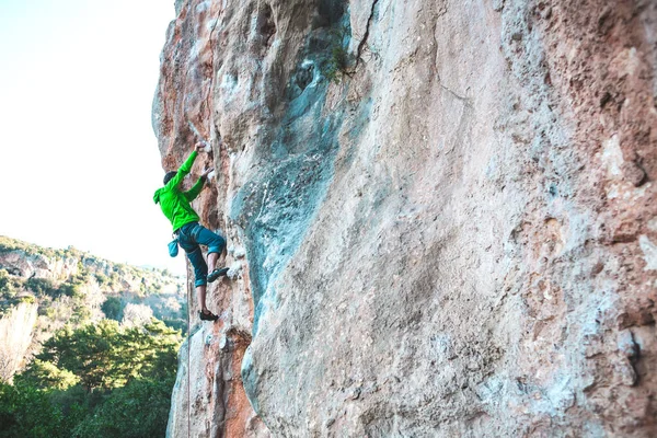 Un hombre sube a la roca . — Foto de Stock