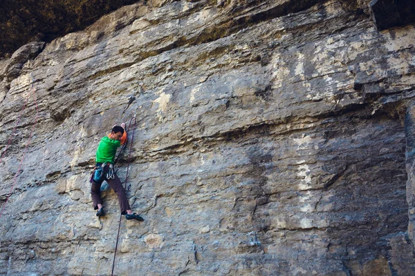 Un escalador en una roca . — Foto de Stock