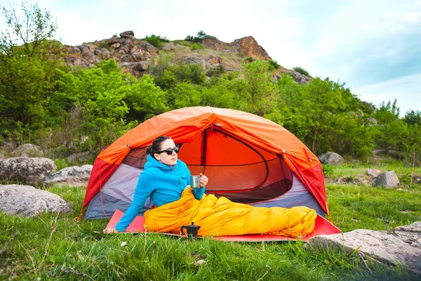 Zelten in den Bergen. — Stockfoto