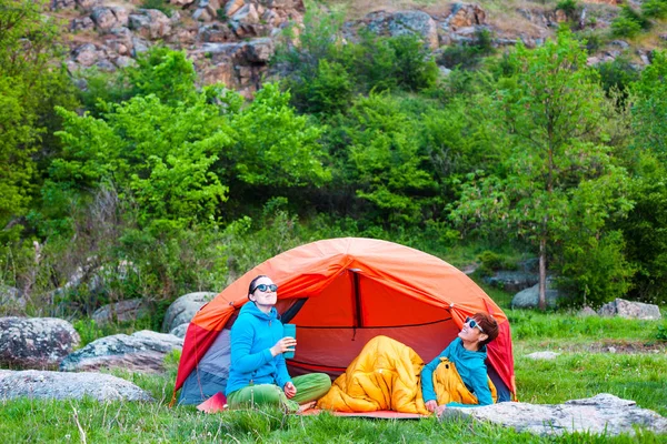 Deux filles dans une tente . — Photo