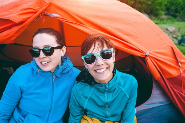 Due ragazze in una tenda . — Foto Stock