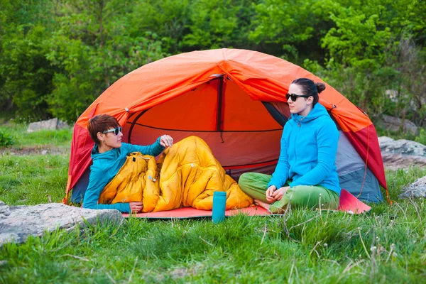 Två flickor i ett tält. — Stockfoto