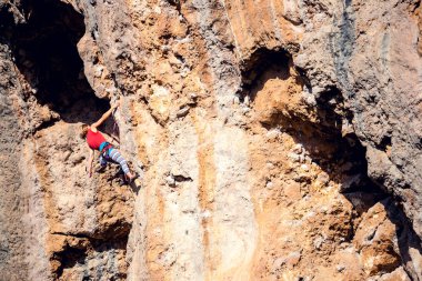 Bir kadın rock tırmanıyor.