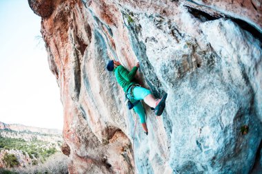 Bir kadın rock tırmanıyor.