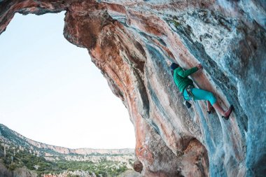 Elinde bir kadın dağcı.