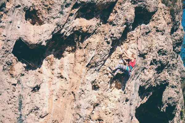 Bir kadın rock tırmanıyor. — Stok fotoğraf