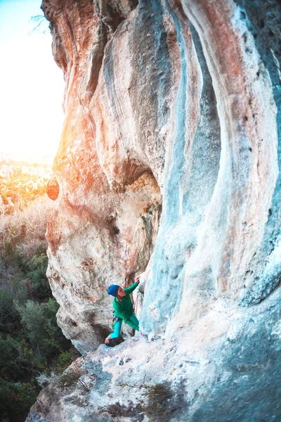 Bir kadın rock tırmanıyor. — Stok fotoğraf