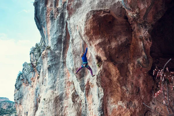 Un escalador en una roca . — Foto de Stock