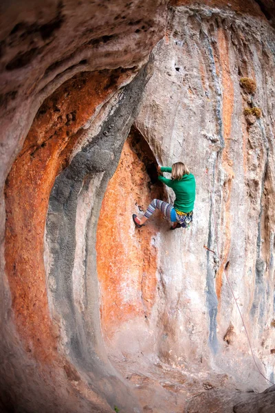 Eine Frau erklimmt den Felsen. — Stockfoto