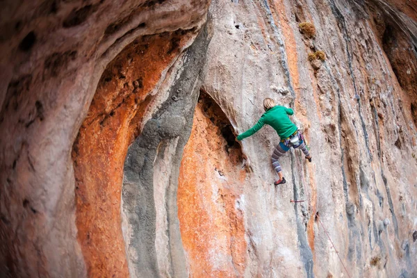 Bir kadın rock tırmanıyor. — Stok fotoğraf