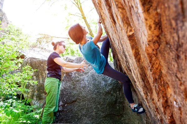 선수는 bouldering 야외. — 스톡 사진