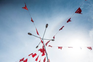 Gökyüzüne karşı Türk bayrakları.