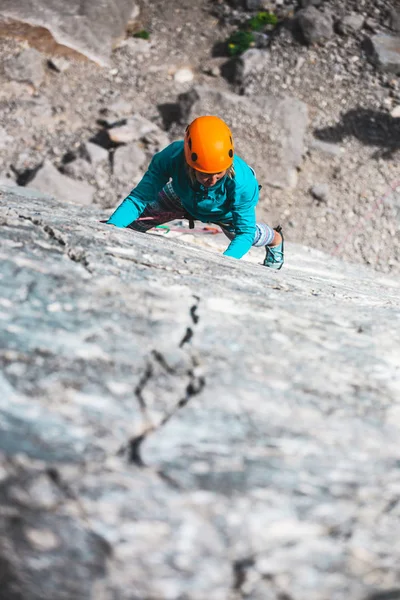 Rock-Climber bir kayanın üzerinde. — Stok fotoğraf