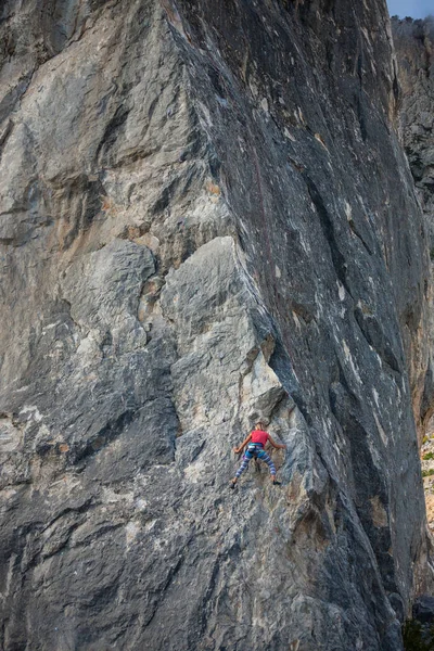 Een vrouw klimmer op een rots. — Stockfoto