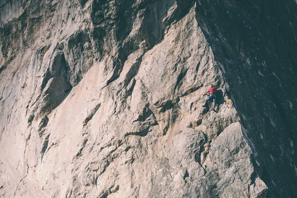Kaya kız tırmanıyor. — Stok fotoğraf