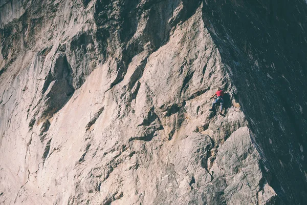 The girl climbs the rock. — Stock Photo, Image