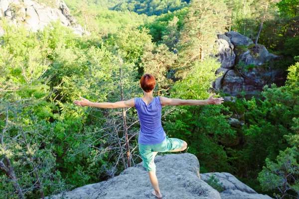 Yoga all'aria aperta . — Foto Stock