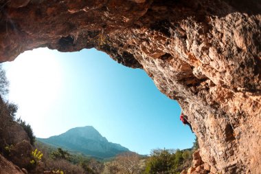 Bir kadın rock tırmanıyor.