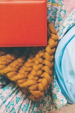 Bir kitap ve örme şapka.