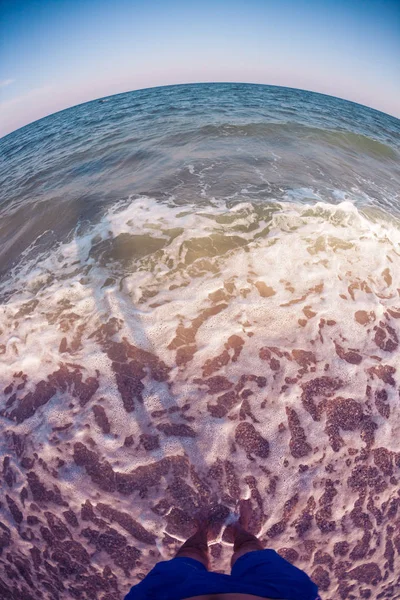 Piedi in acqua di mare . — Foto Stock