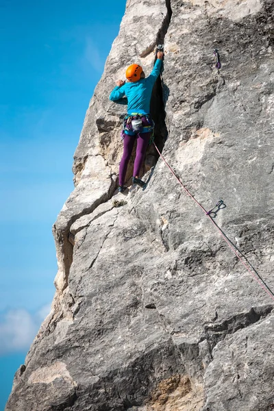 Chica en casco sube a la roca . — Foto de Stock