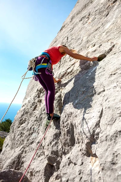 Chica sube la roca . — Foto de Stock