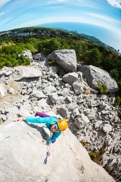 Montañista en casco . — Foto de Stock