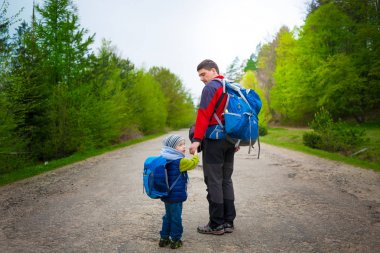 Yoldayken oğlan ve babası.